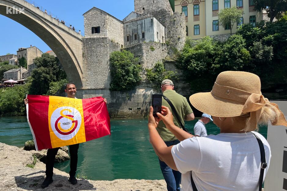 Sezona u Mostaru je počela, turisti su ga preplavili (Foto: I. B./Klix.ba)
