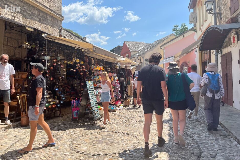 Turisti uz starogradskoj jezgri grada mogu kupiti brojne suvenire (Foto: I. B./Klix.ba)