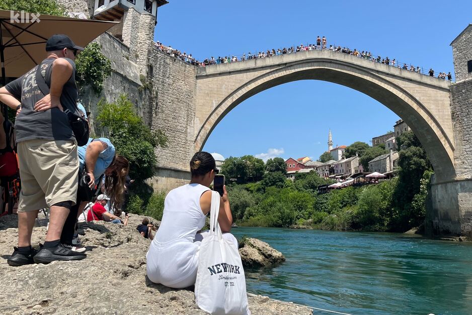 Sezona u Mostaru je počela, turisti su ga preplavili (Foto: I. B./Klix.ba)