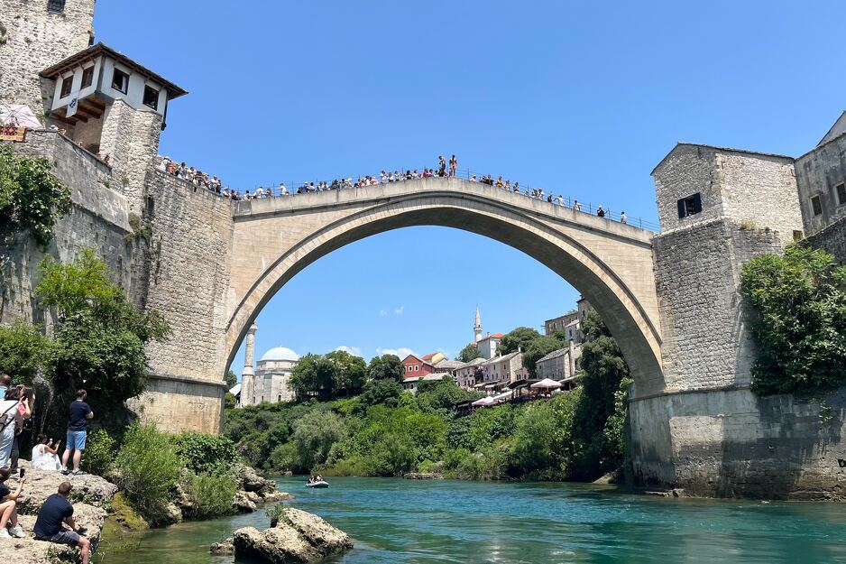 Hrabri skakač sprema se da skoči u ledenu Neretvu (Foto: I. B./Klix.ba)