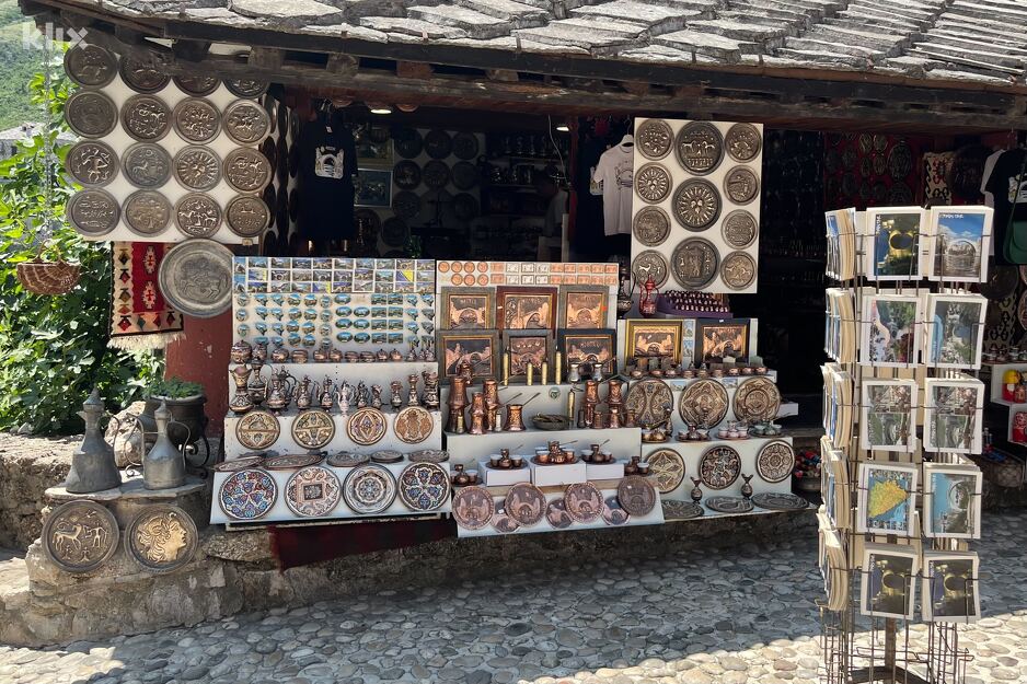 Turisti uz starogradskoj jezgri grada mogu kupiti brojne suvenire (Foto: I. B./Klix.ba)