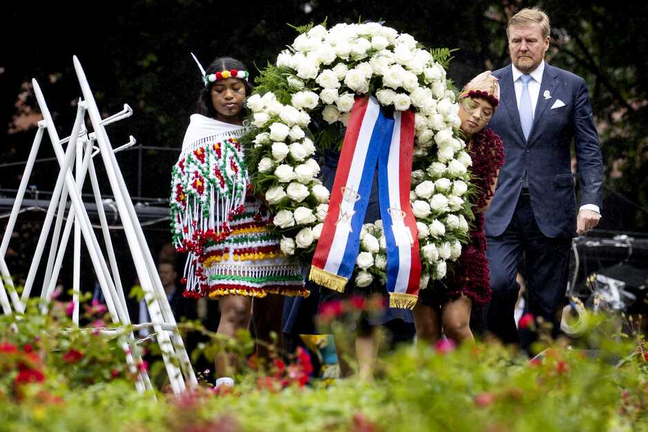 Polaganje vijenca ispred spomenika ropstva u Amsterdamu (Foto: EPA-EFE)