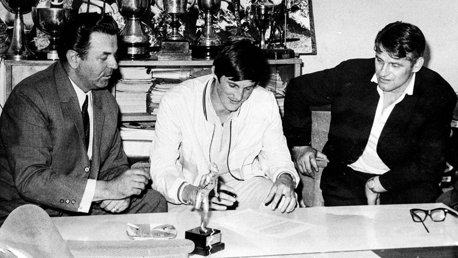 Musemić je potpisao ugovor u prisustvu legendarnog Haseta (Foto: FK Sarajevo / Facebook)