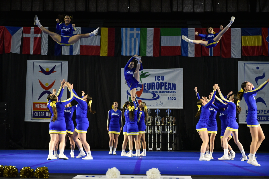 Ovo je sport u kojem se kombinuju elementi gimnastike, plesa, akrobatike i navijanja, a koji se realizuje izvođenjem koreografija ispunjenih skokovima, piruetama i akrobatskim figurama