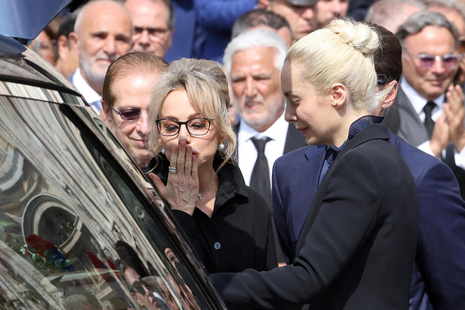 Fascina na oproštaju od Berlusconija (Foto: EPA-EFE)