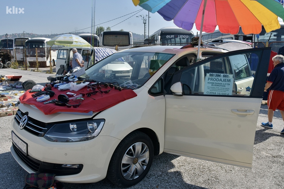 Automobili služe i kao štandovi (Foto: I. Š./Klix.ba)