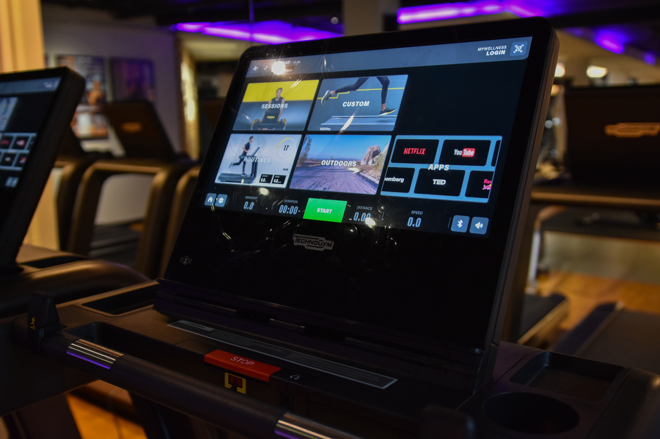 TECHNOGYM Artis Live traka za trčanje dolazi uz ekran s mnogobrojnim multimedijalnim sadržajima