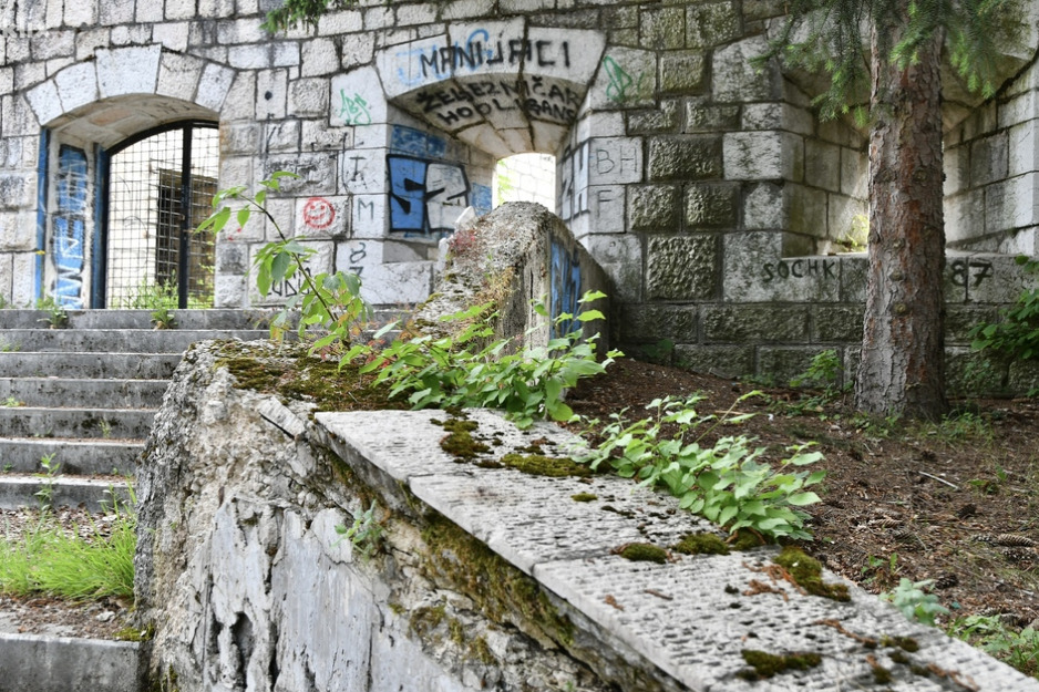 Spomen obilježje je u veoma zapuštenom stanju (Foto: I. Š./Klix.ba)