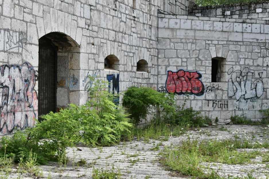 Spomenik je godinama okupljalište narkomana (Foto: I. Š./Klix.ba)