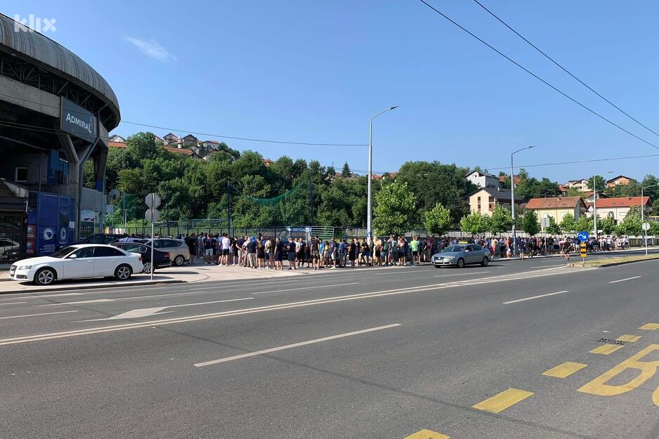 Ispred Grbavice je već u prvim minutama formiran ogroman red za čekanje