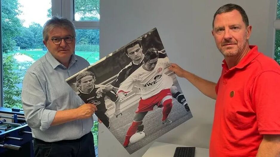 Trenutak kada je slinuta Ozilova slika (Foto: Peter Renzel / Facebook)