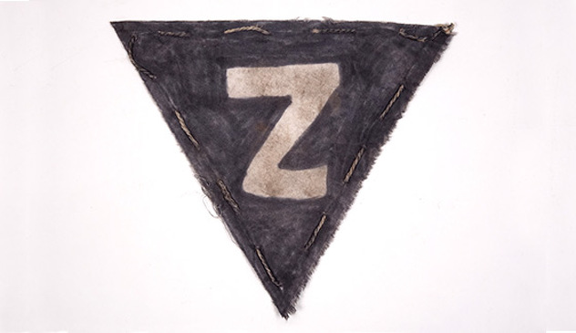 Reprodukcija oznake za Rome u logoru Aušvicu (Foto: thestoryoftexas.com)