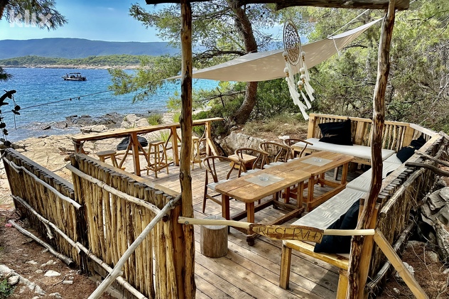 Stol za kojim su razgovarali i ručali (Foto: Klix.ba)