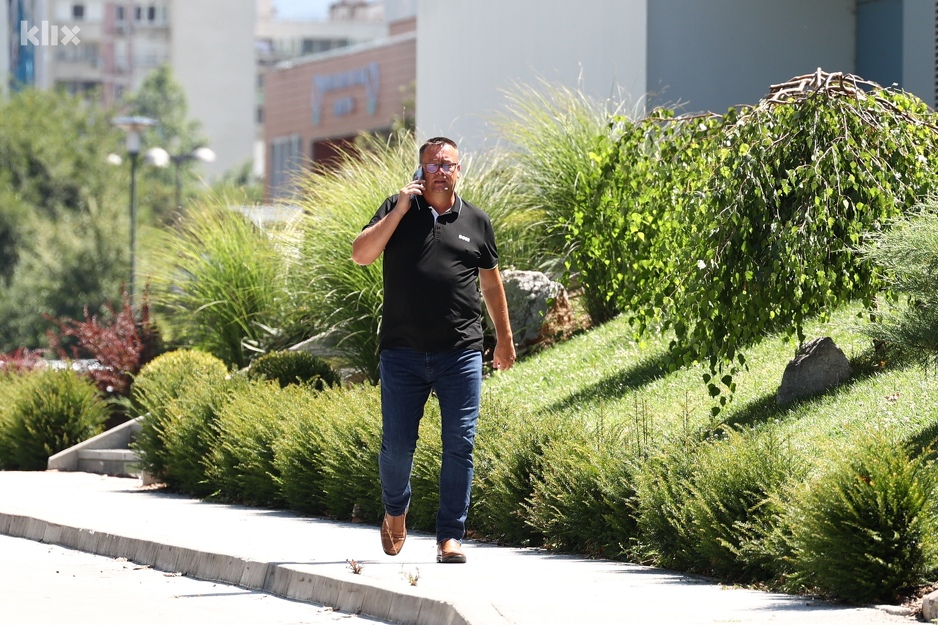 Dolazak Azmira Husić na sjednicu (Foto: I. L./Klix.ba)