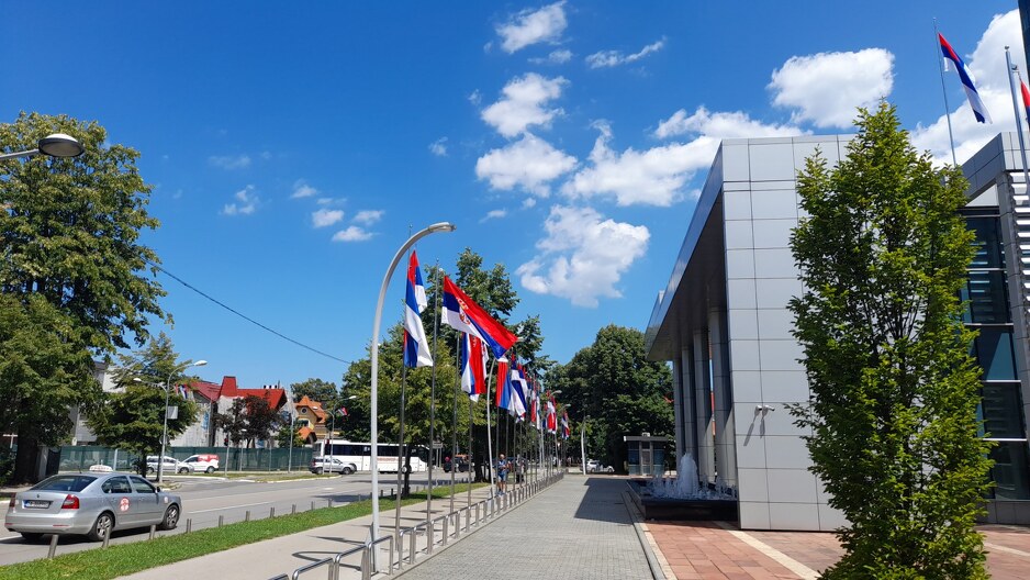 Zastave RS-a i Srbije ispred vlade