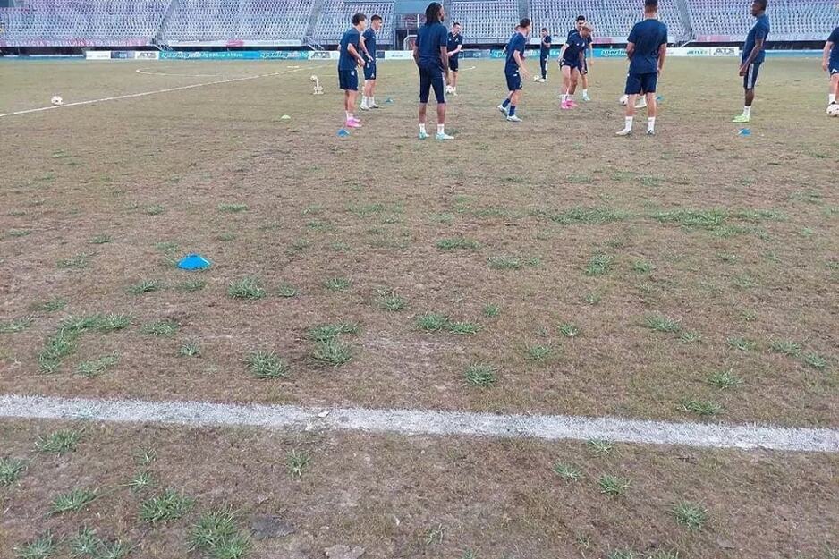 Na loš teren žalili su se i igrači Levskog protiv Shkupija (Foto: dsport.bg)