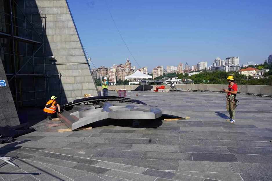 Ukrajinski grb koji će biti postavljen na spomenik (Foto: Telegram)