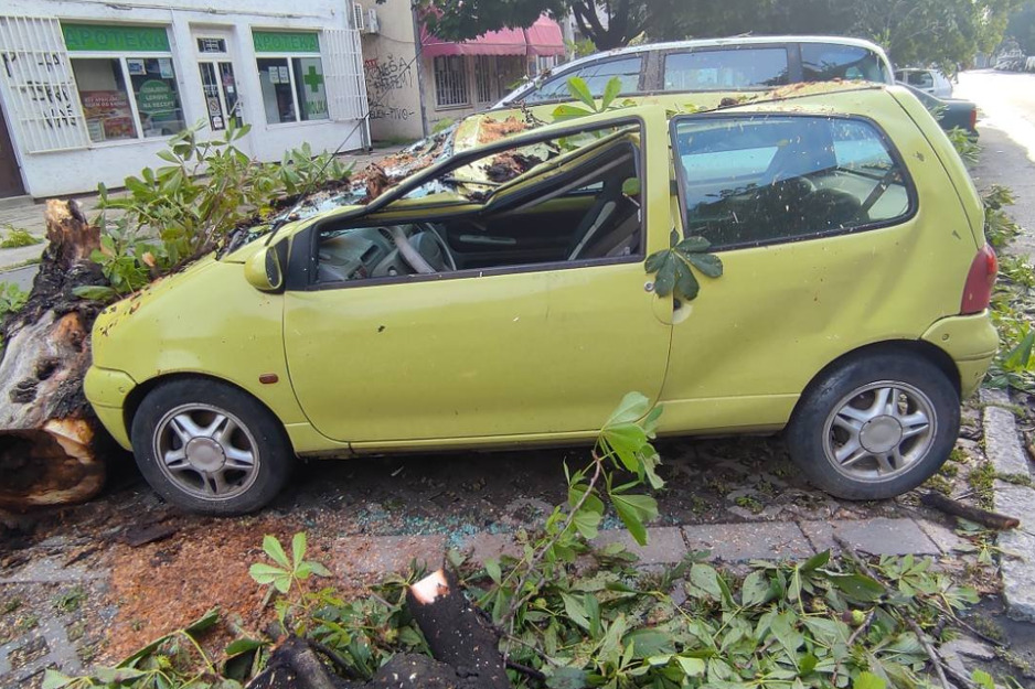 Brojni automobili u gradu su uništeni (Foto: Twitter)