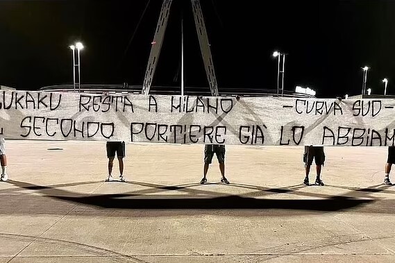 Navijači Juventusa s transparentima (Foto: Twitter)