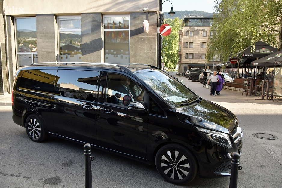 Bono stigao ispred hotela gdje je odsjeo (Foto: I. Š./Klix.ba)