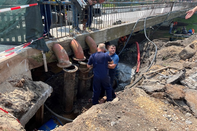 Uklanjanje prvobitnih vodovodnih cijevi (Foto: Ceste FBiH)