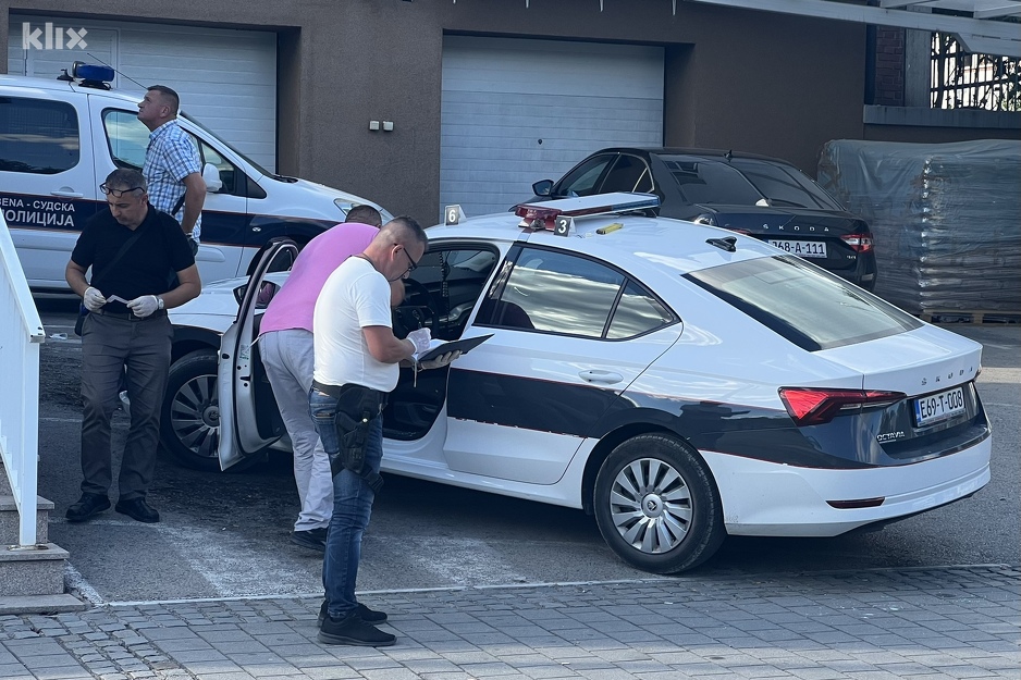 Policijski auto na koji je pucao Sulejmanović (Foto: A. K./Klix.ba)