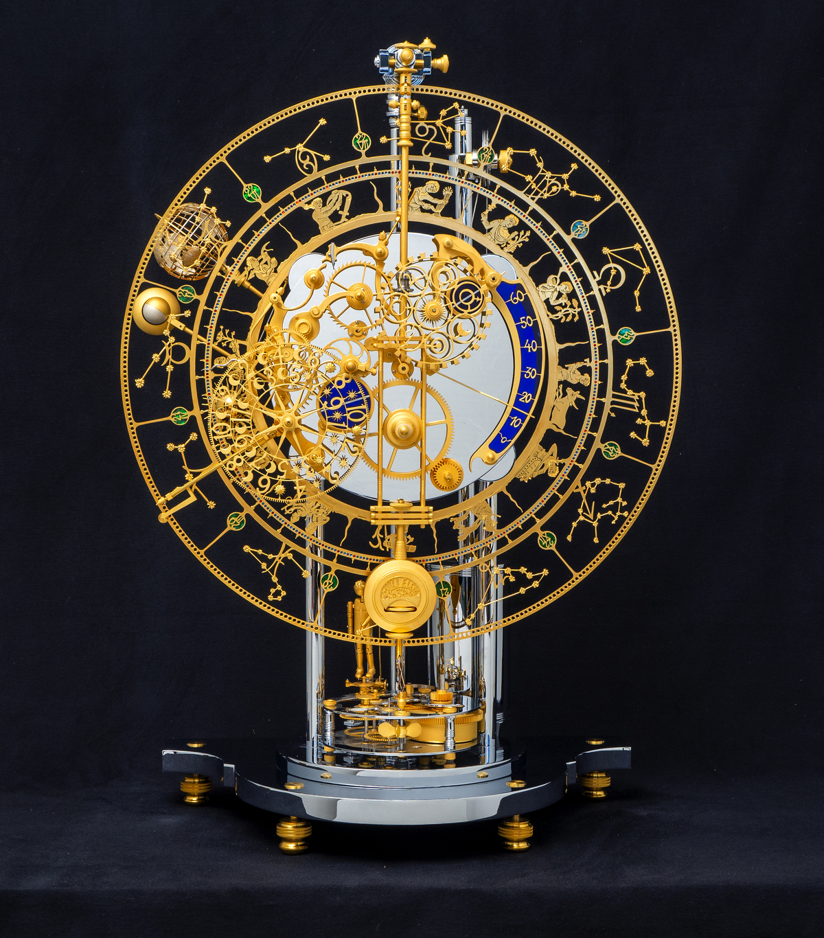 The Passage of Time je sat s pokretnom figurom koja simbolizira savremenog čovjeka u pokretu