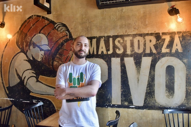 Majstor za pivo jedan od organizatora (Foto: I. Š./Klix.ba)