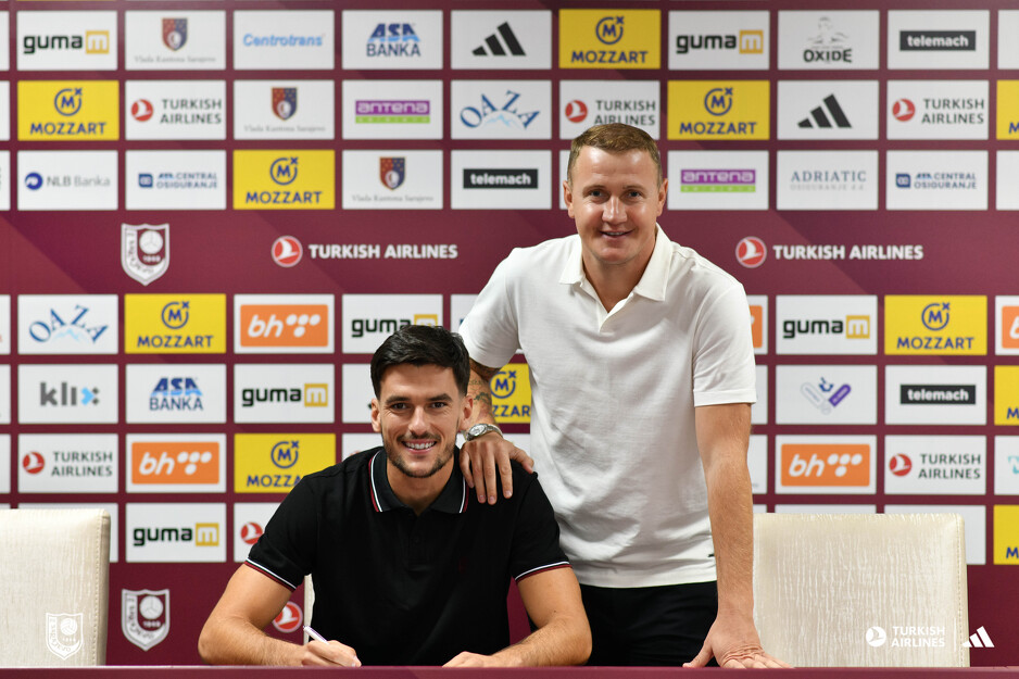 Potpisivanju ugovora prisustvovao je i sportski direktor Senijad Ibričić (Foto: FK Sarajevo)