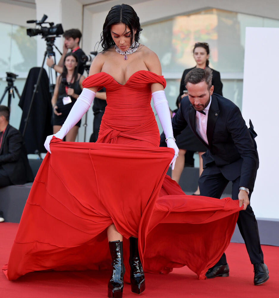 Georgina na crvenom tepihu Filmskog festivala u Veneciji (Foto: EPA-EFE)
