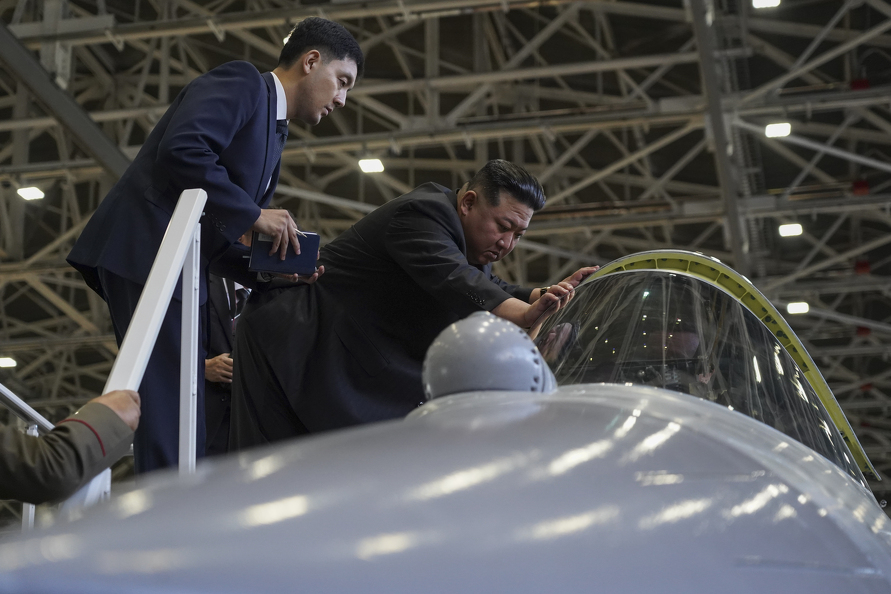 Ulazak sjevernokorejska lidera Kim Jong-una u ruski ratni avion (Foto: EPA-EFE)