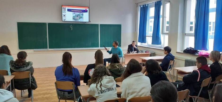 Dejan Trninić edukuje mlade o saobraćajnoj sigurnosti (Foto: Agencija za bezbjednost saobraćaja RS)