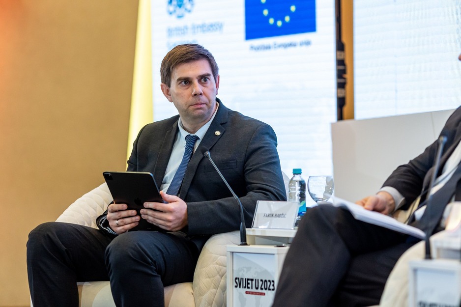 Faruk Hadžić je doktor ekonomskih nauka i predavač na SSST-u