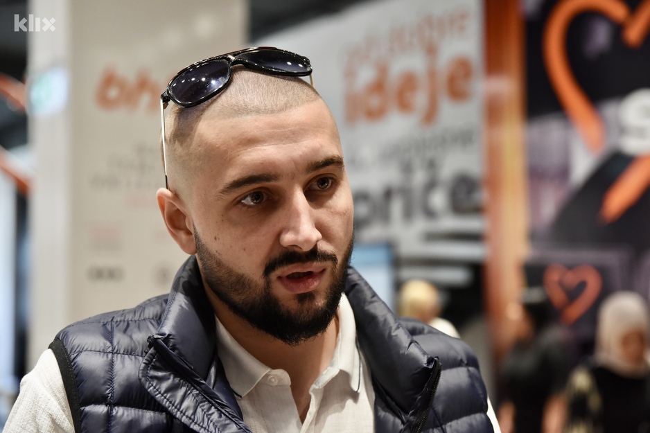 Belmin Sirbubalo prvi je vlasnik iPhone 15 uređaja kupljenog u BH Telecomu (Foto: T. S./Klix.ba)