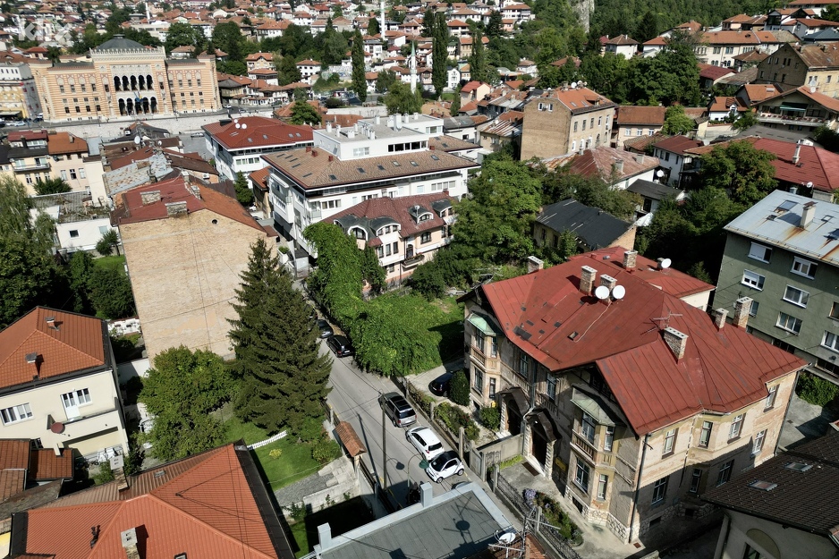 Samo gledajući izvana može se primijetiti da vila nosi dušu vremena u kojem je sagrađena (Foto: D. S./Klix.ba)