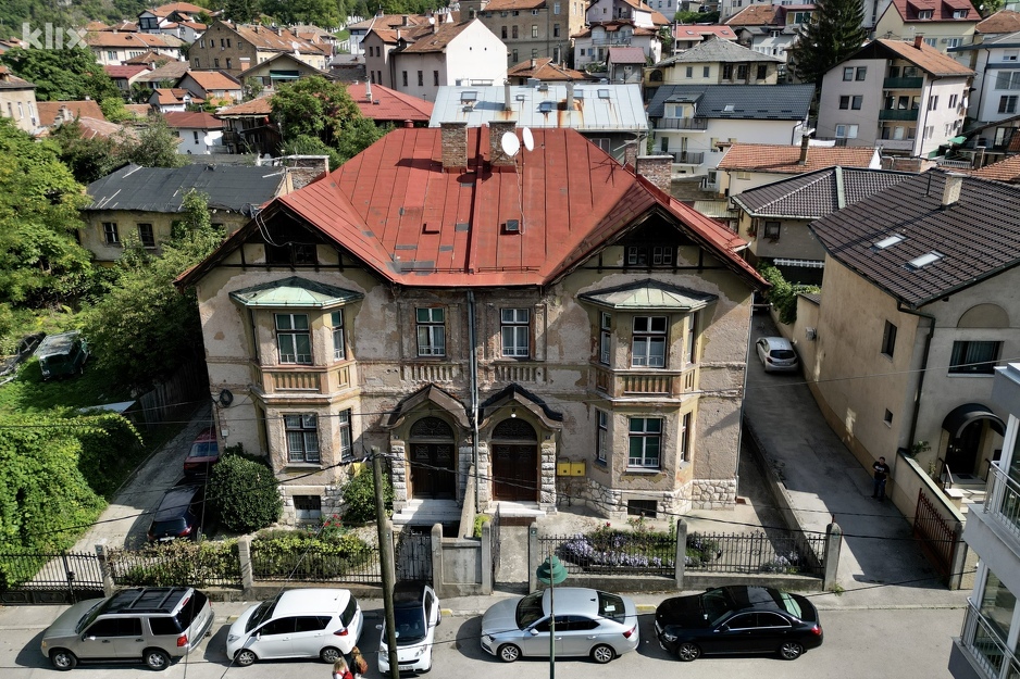 Građevinu je projektovao Franjo Šajdih, dok njom dominiraju elementi kasne secesije, stilskog pravca inspirisanog prirodom (Foto: D. S./Klix.ba)