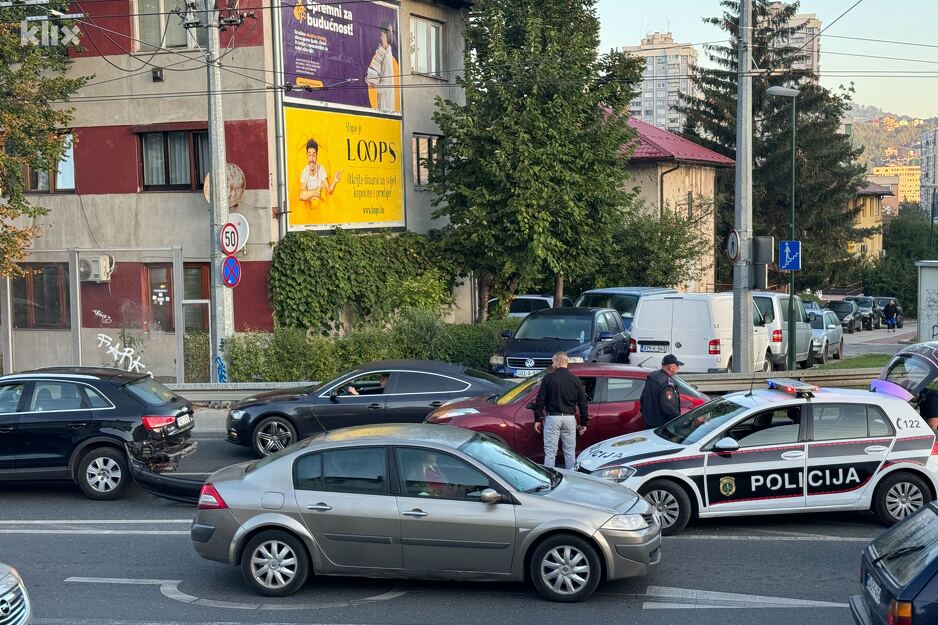 Saobraćajna nesreća u sarajevskom naselju Hrasno (Foto: Klix.ba)
