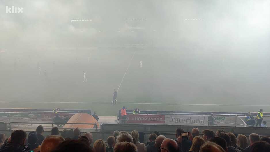 Bakljada za prekid utakmice na startu (Foto: Klix.ba) (Foto: Klix.ba)