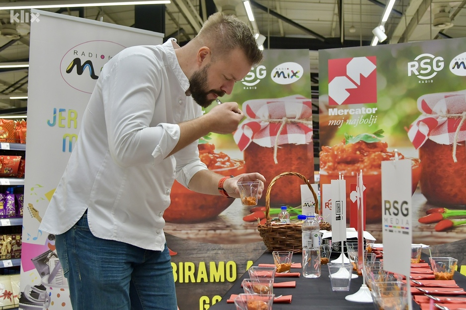 Bh. kuhar Almir Mukača degustirao je ukupno 27 ajvara i odabrao onaj najbolji (Foto: I. Š./Klix.ba)