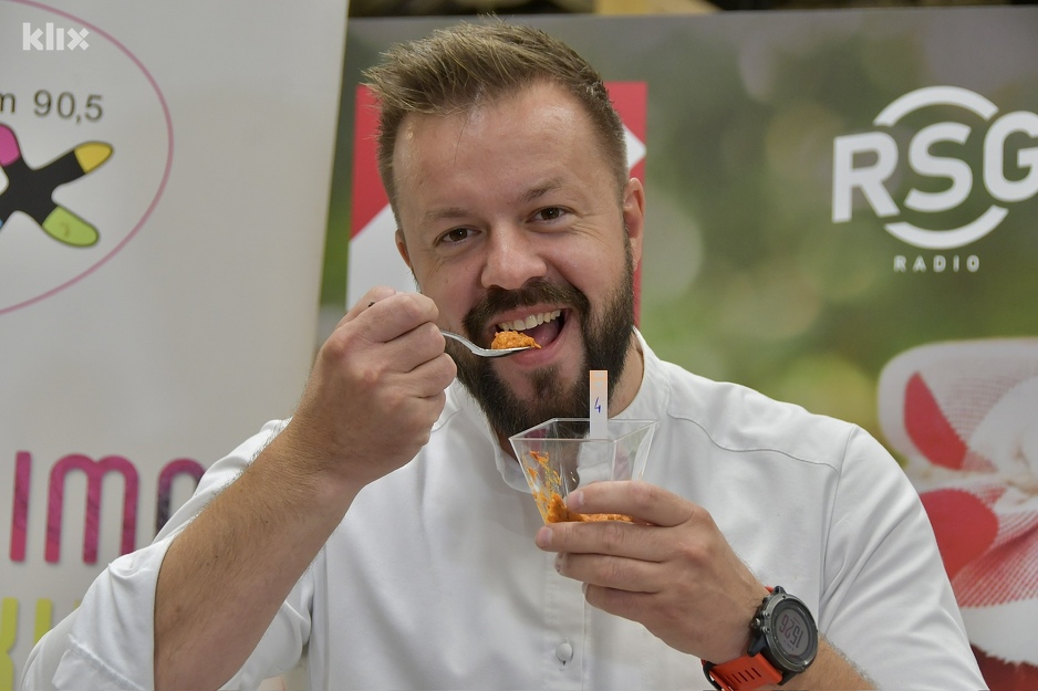 Bh. kuhar Almir Mukača degustirao je ukupno 27 ajvara i odabrao onaj najbolji (Foto: I. Š./Klix.ba)