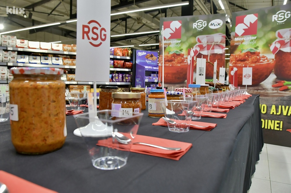 Na stolu se moglo pronaći 27 teglica ajvara koje su stigle iz svih dijelova BiH (Foto: I. Š./Klix.ba)