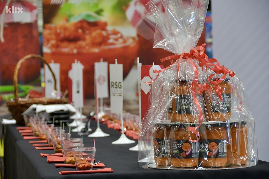 Na stolu se moglo pronaći 27 teglica ajvara koje su stigle iz svih dijelova BiH (Foto: I. Š./Klix.ba)