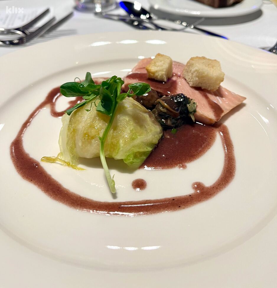 File od pastrmke, puževi u peršunu, zeleni kupus šartez, sos od vina Pinot noir iz Alzasa (Foto: Klix.ba)