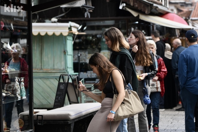 Brojni građani i turisti uživali u natprosječnim temperaturama (Foto: D. S./Klix.ba)