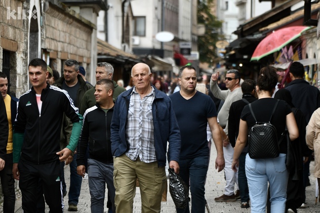 Brojni građani i turisti uživali u natprosječnim temperaturama (Foto: D. S./Klix.ba)