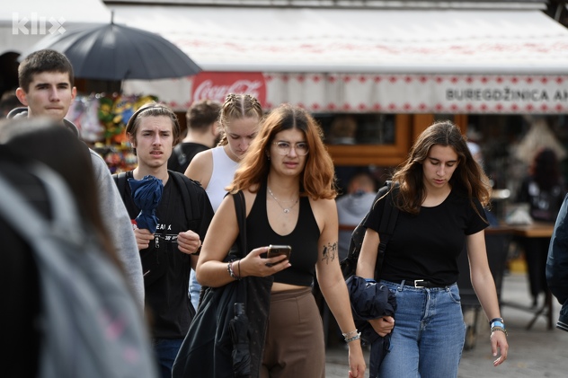 Brojni građani i turisti uživali u natprosječnim temperaturama (Foto: D. S./Klix.ba)