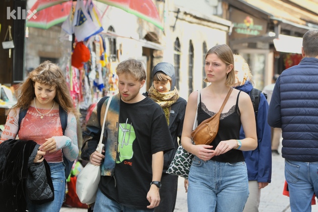 Brojni građani i turisti uživali u natprosječnim temperaturama (Foto: D. S./Klix.ba)