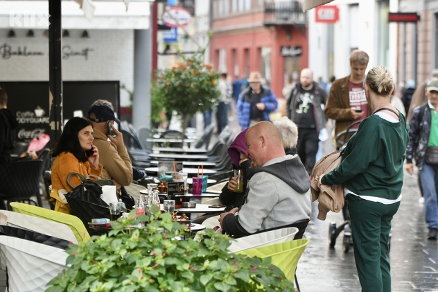 Brojni građani i turisti uživali u natprosječnim temperaturama (Foto: D. S./Klix.ba)