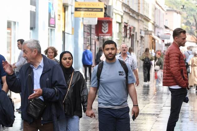 Brojni građani i turisti uživali u natprosječnim temperaturama (Foto: D. S./Klix.ba)