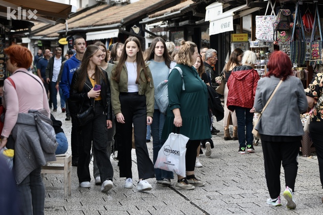 Brojni građani i turisti uživali u natprosječnim temperaturama (Foto: D. S./Klix.ba)